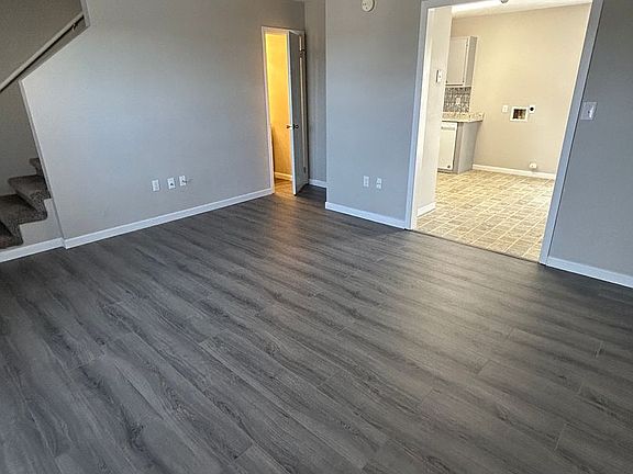 3rd image of 303 Willow Greene Dr