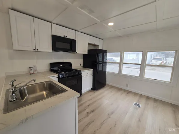 915 S Curtis Rd Trailer 80, Boise, ID 83705