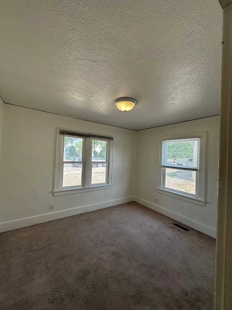 Awesome 4 to 5 bedroom close to everything you need — Photo 4