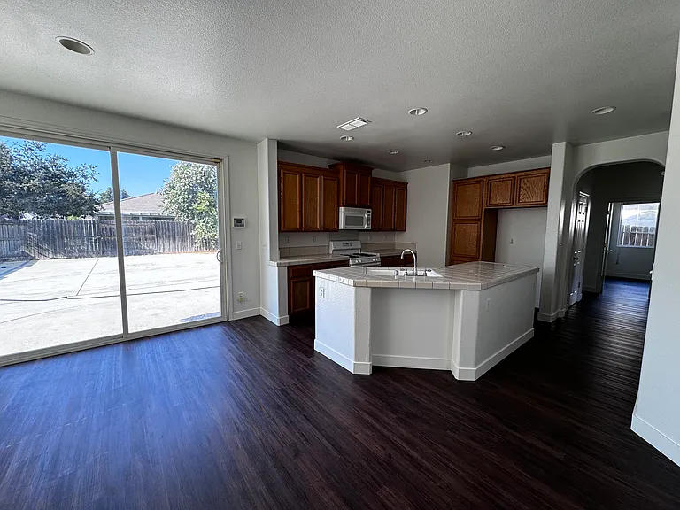 5239 E Kaviland Ave — Photo 3