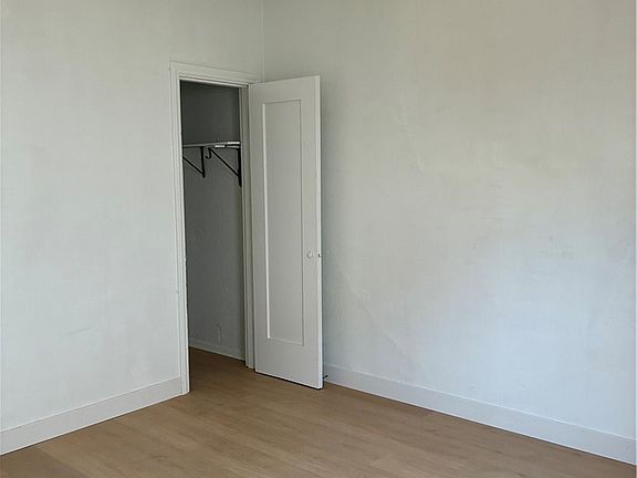 4th image of 928 W 78th St
