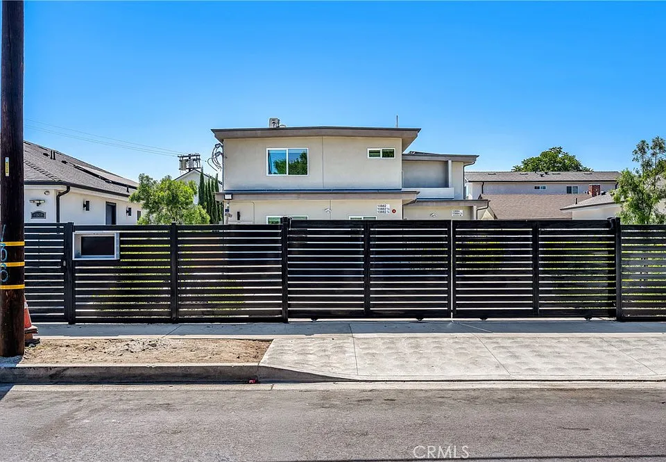 10882 Dora St
