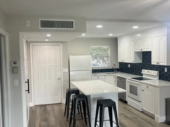 45 High Point Cir S APT 103, Naples, FL 34103