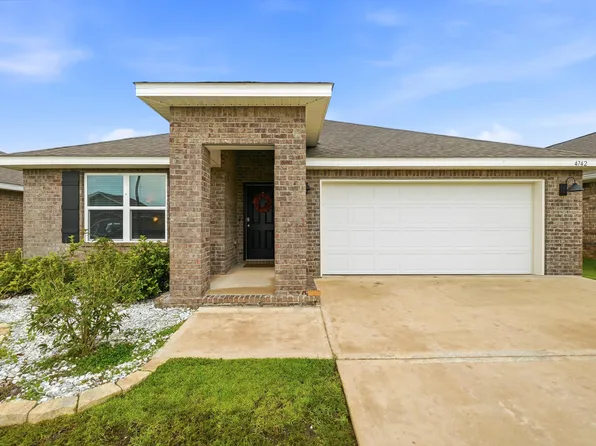 4742 Airmen Dr, Crestview, FL 32539