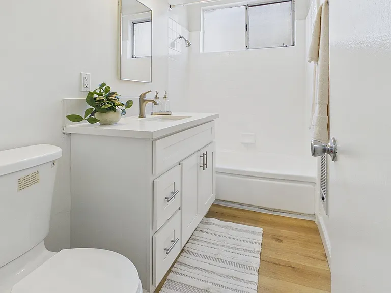 Sepulveda Apartments — Photo 9