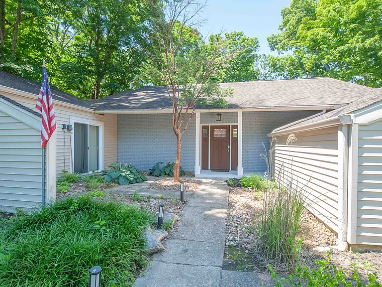 973 Hollow Creek Dr — Photo 2