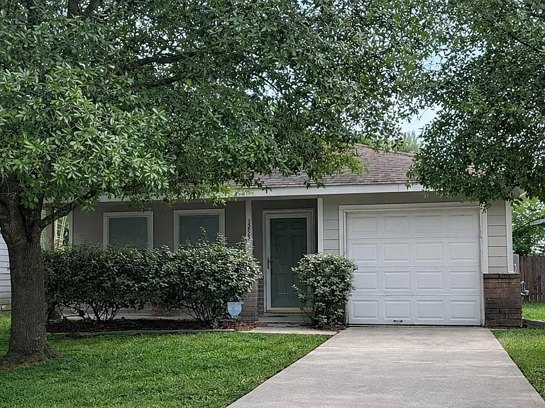 15823 Regal Trace Ln — Photo 2