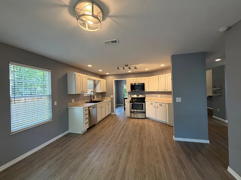 1270 Skyview Dr — Photo 6