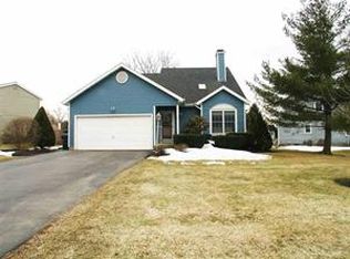 4 Oakleaf Dr, Halfmoon, NY 12065