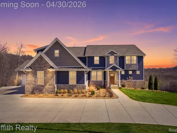 2550 Hartun Dr, Brighton, MI 48114