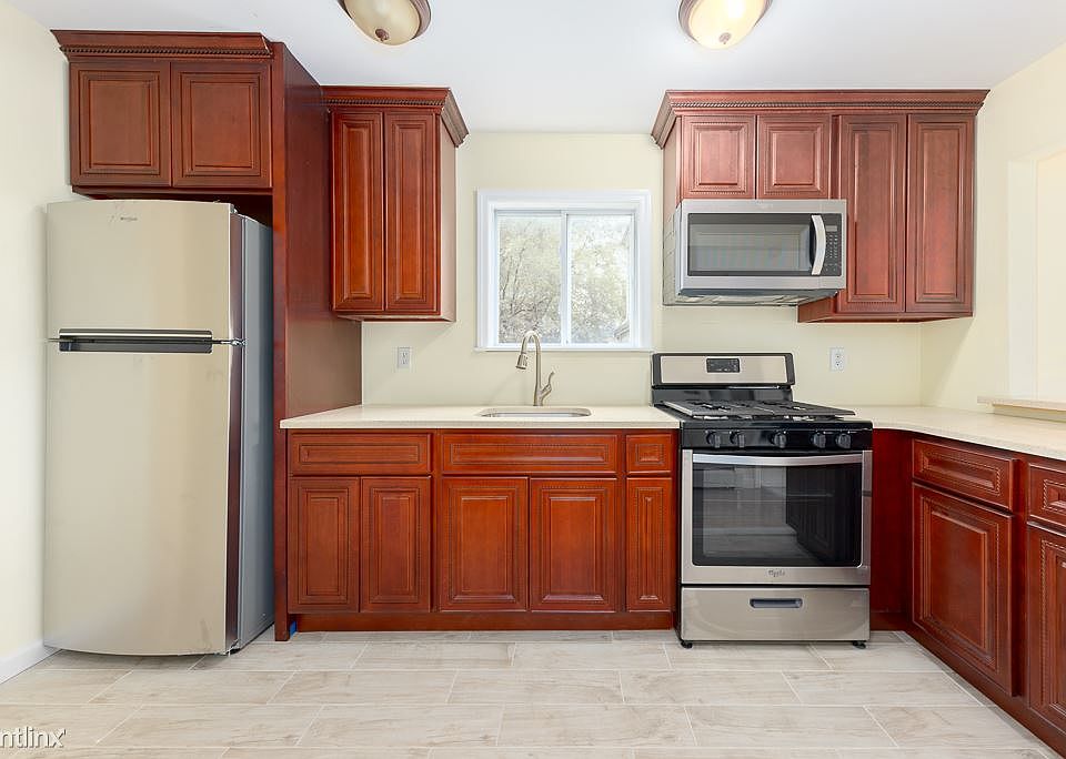 121-36 Benton St-03