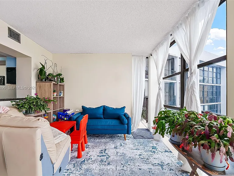 800 Parkview Dr #901 — Photo 8