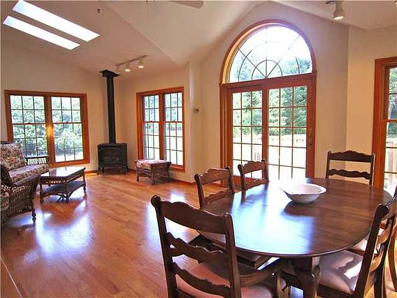 4th image of 44 Pine Brook Cir