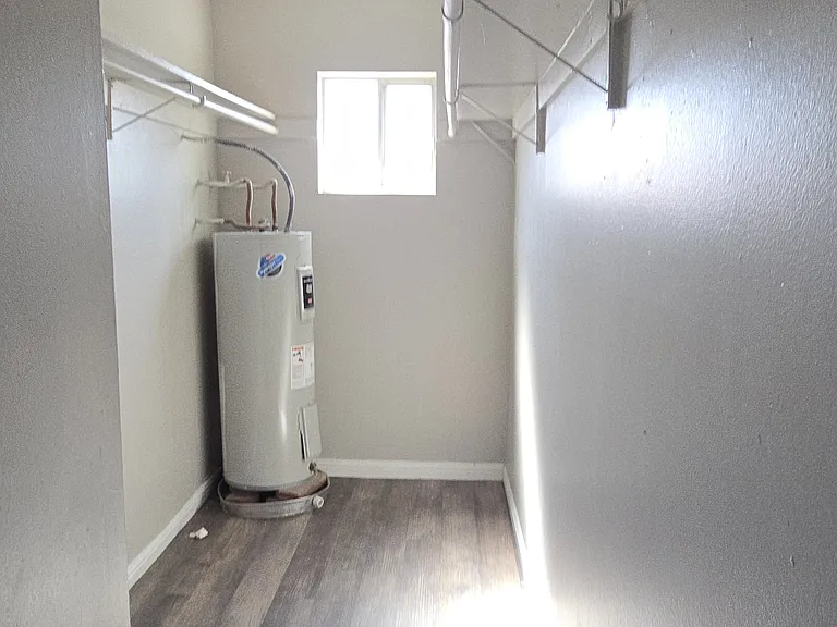 7146 N 57th Ave — Photo 8