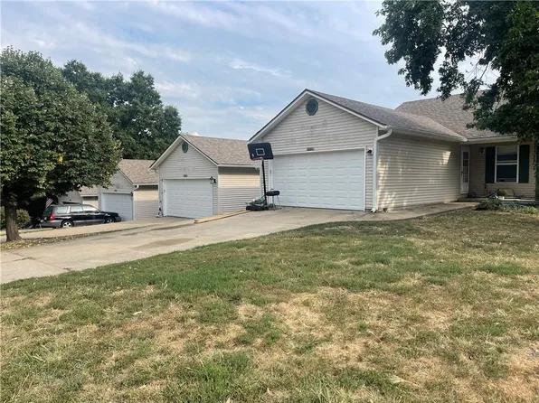 8201 Chas Cir, Liberty, MO 64068