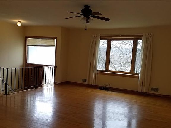 3rd image of 18 Brookside Ave E
