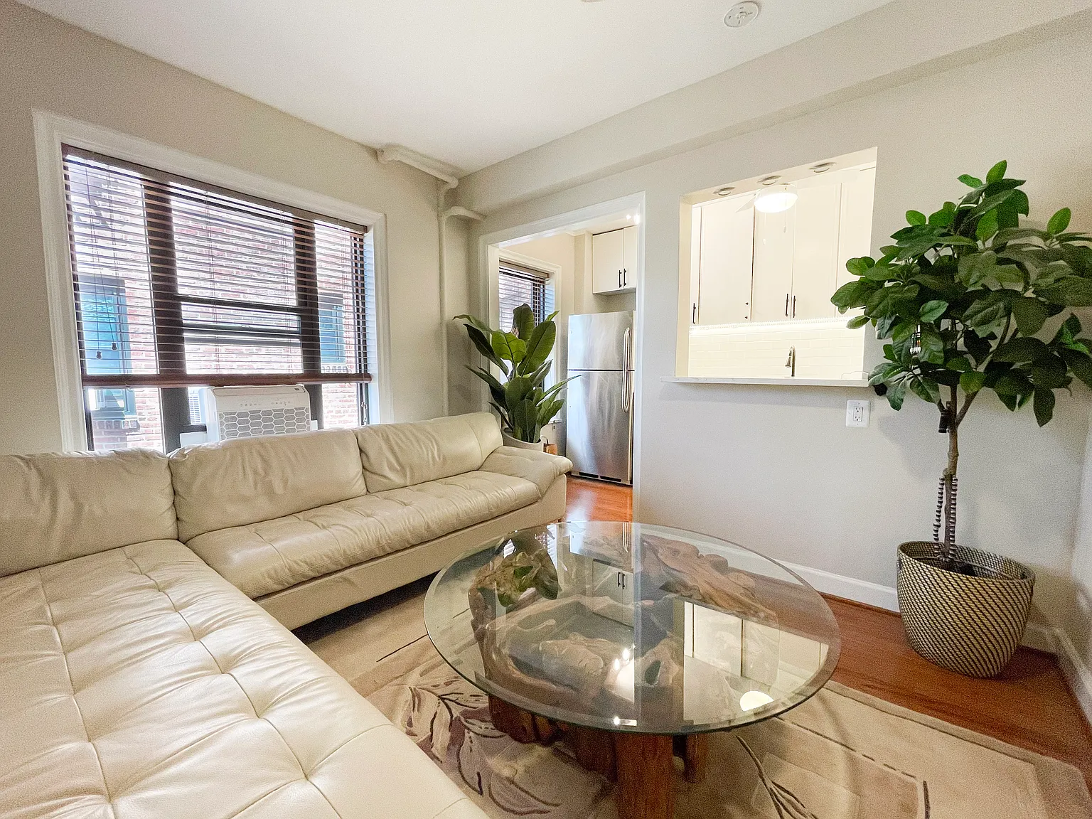 2 bed, 800 sqft, $3,495 — Photo 3
