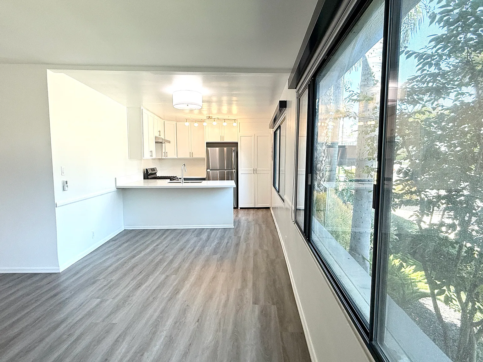 2033 Beachwood Dr — Photo 4