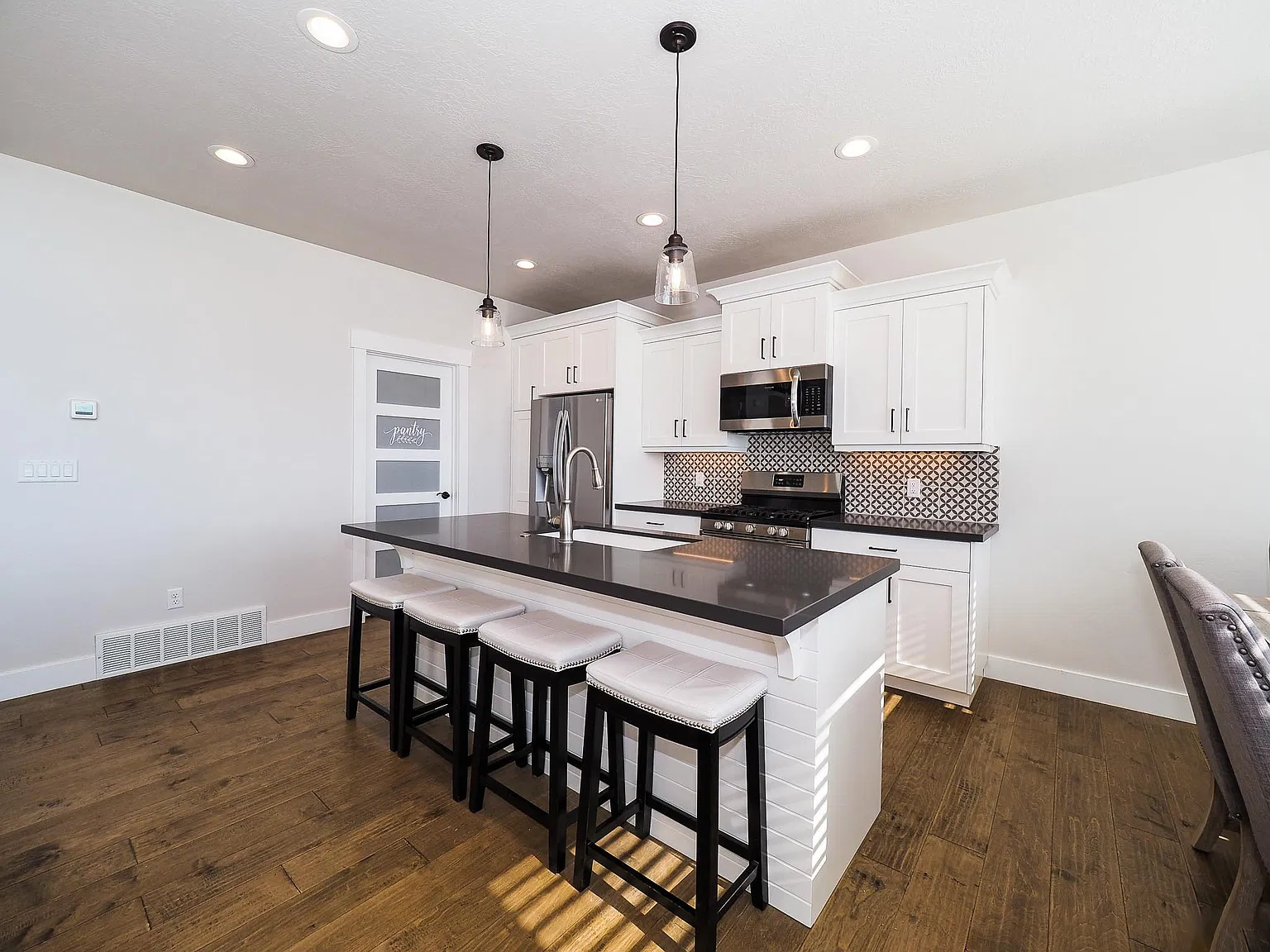 3 bed, 3.5 bath, 2477 sqft, $2,695 — Photo 4
