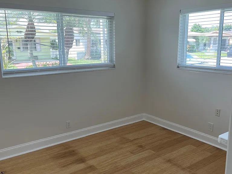 6860 NW 12th St — Photo 2