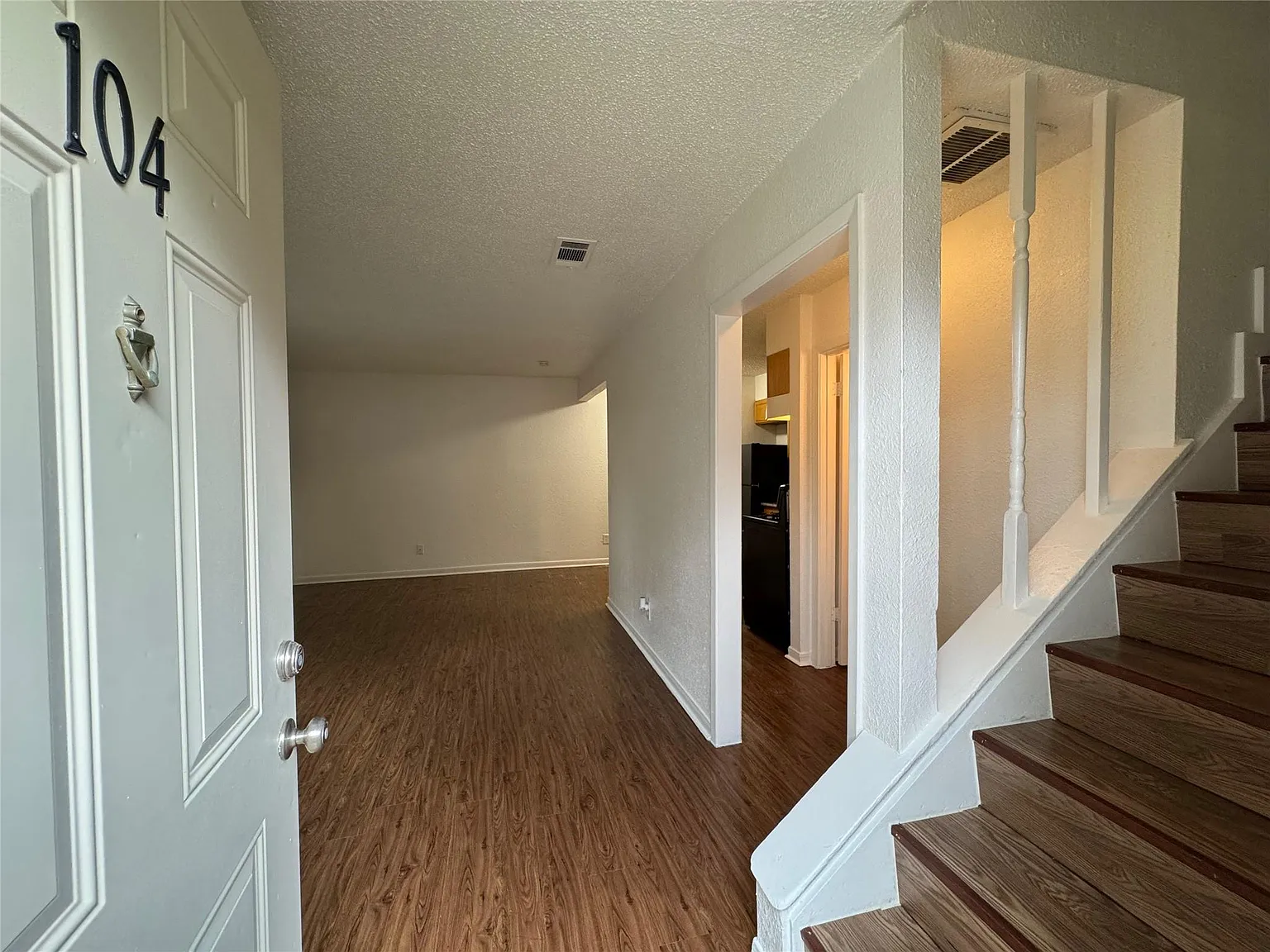 2 bed, 1.5 bath, 902 sqft, $1,358 — Photo 2