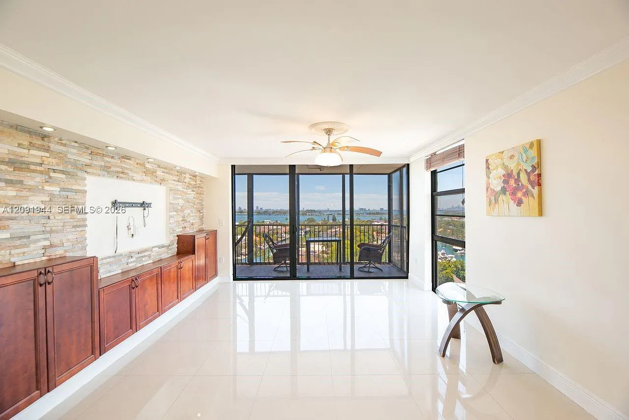 Dorset House Condo — Photo 1