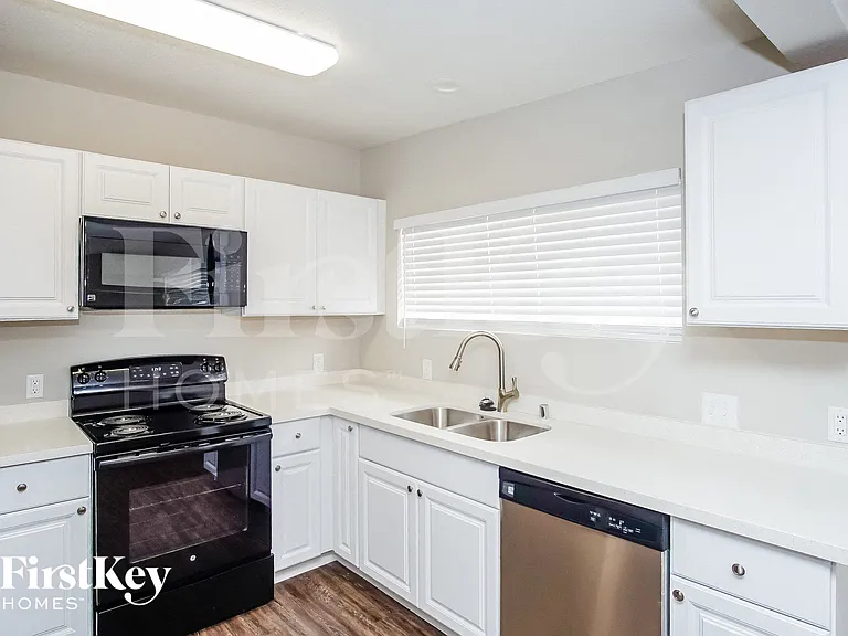 5060 Newton Dr — Photo 5