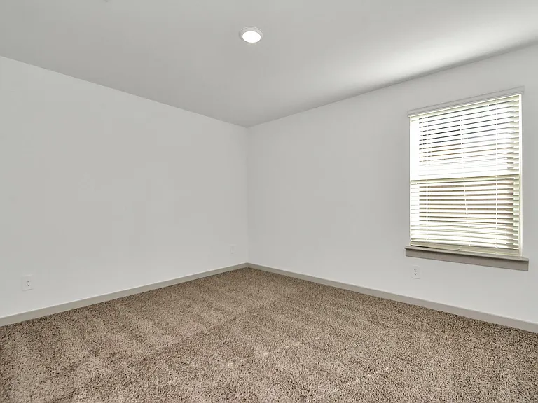 1114 Hughes Crossing Dr — Photo 6