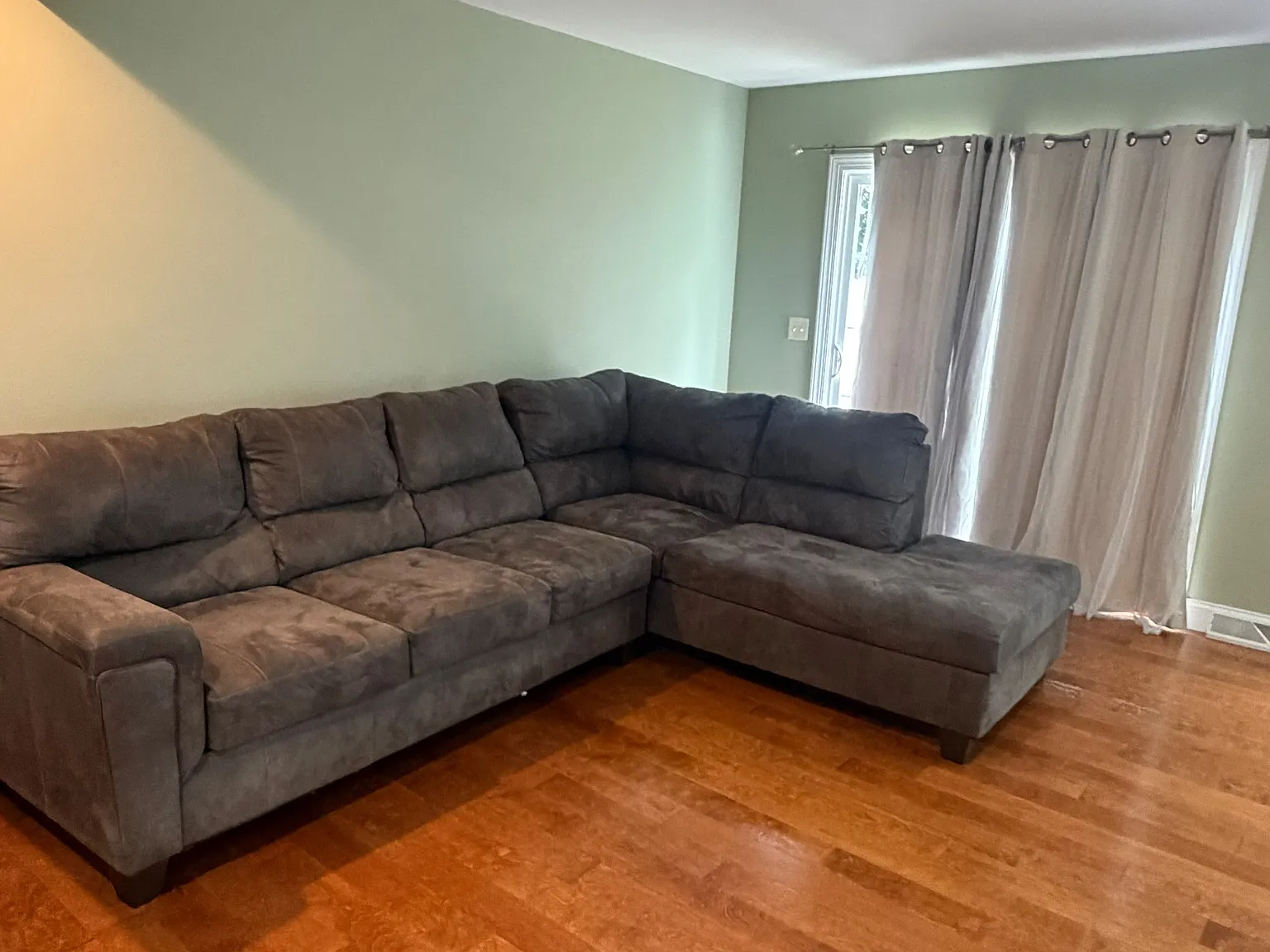 3 bed, 2.5 bath, 1324 sqft, $2,100 — Photo 3