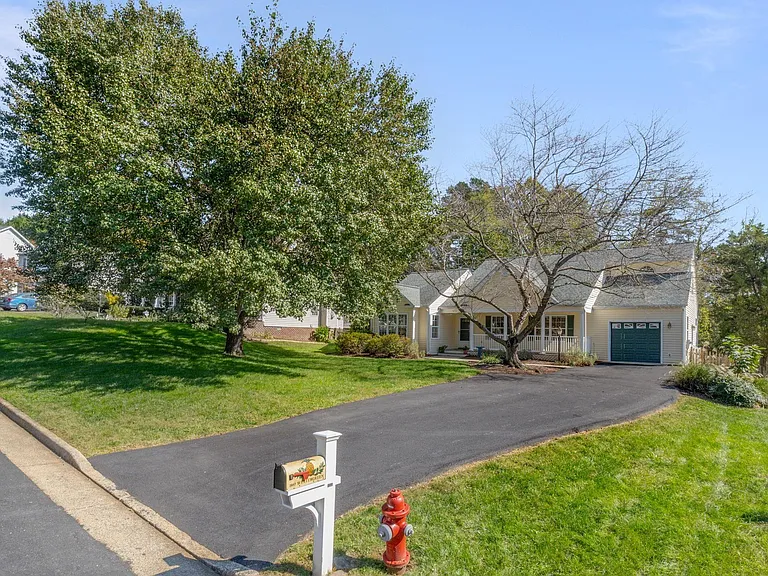 1081 Wintergreen Ln — Photo 2