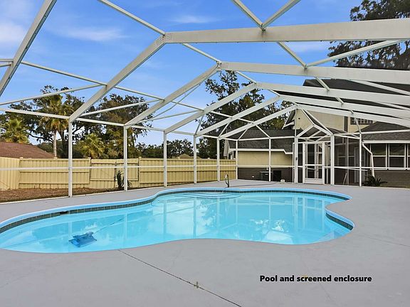 4th image of 174 NW Clubview Cir