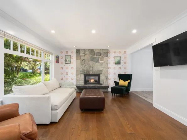 457 W 23rd St, North Vancouver, BC V7M 2B8