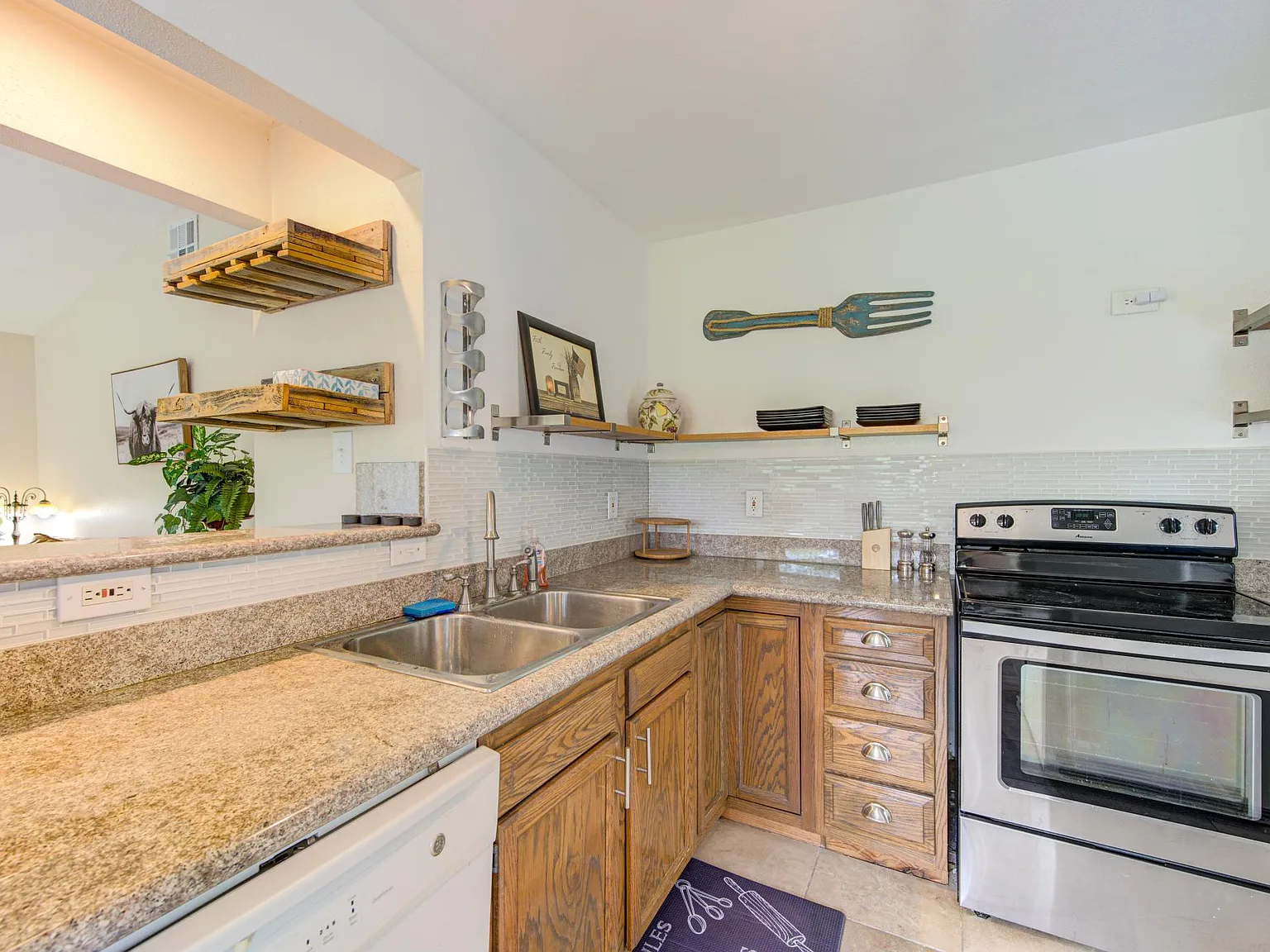5950 Arncliffe Dr — Photo 4