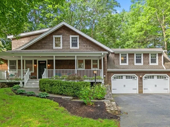 2 Heritage Ln, Lynnfield, MA 01940