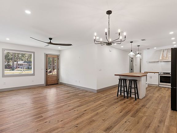 4th image of 215 Harper St