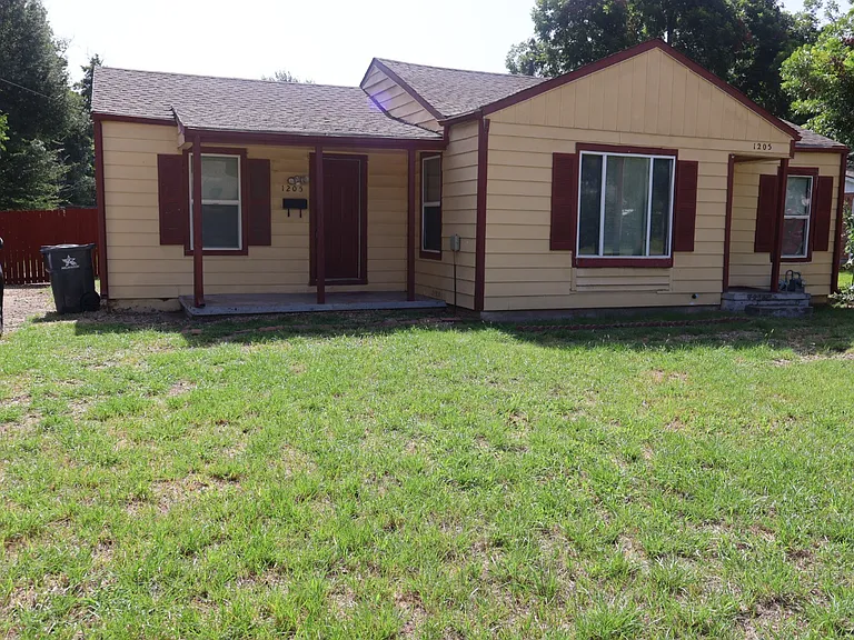 1205 S Davis Dr — Photo 2