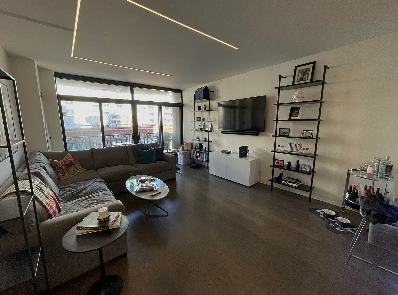 435 W Erie St — Photo 3