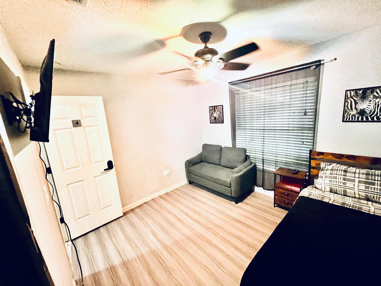 4 bed, 2.0 bath, 2800 sqft, $1,001 — Photo 2