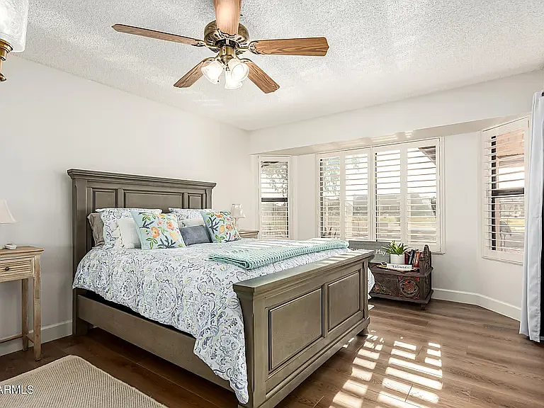 2nd bedroom - queen size bed