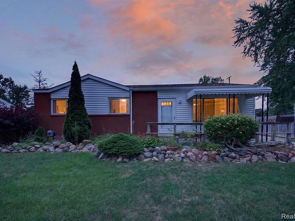 5th image of 310 Tamarac Dr