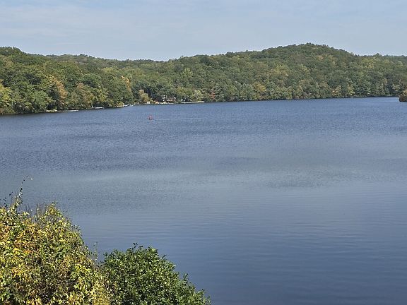 3rd image of 44-0 Wyassup Lake Road