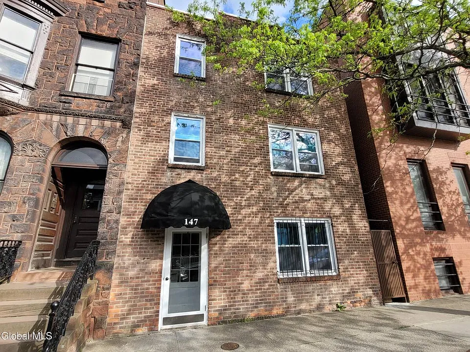 147 Eagle St #4