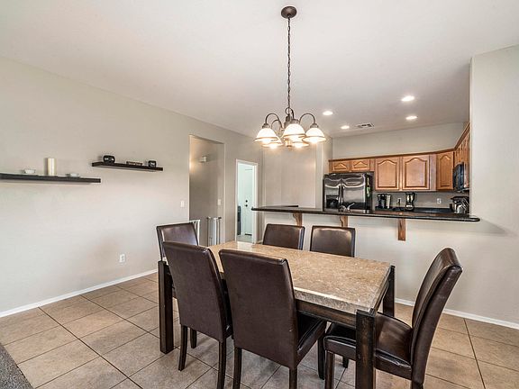5th image of 1092 E Country Crossing Way