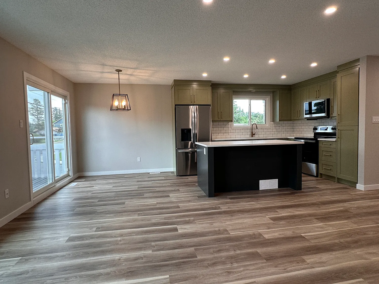 N 17th Ave NW, Calgary — Photo 2