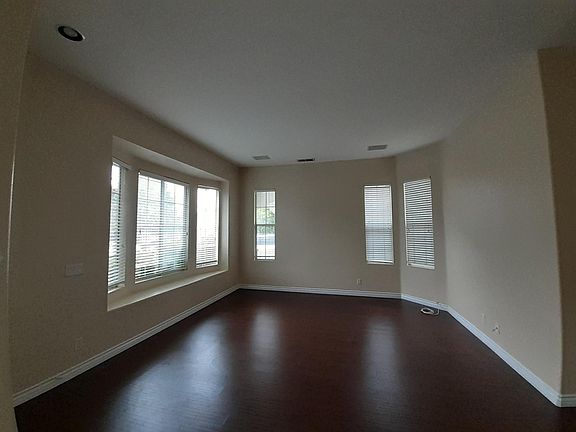 2nd image of 19 Edmonton Pl