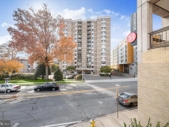 4 Monroe St APT 810, Rockville, MD 20850
