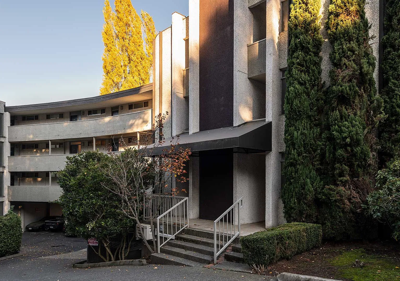 Four Seasons - 1 Bedroom Units available with amazing views by the water. Parking spots available! — Photo 2
