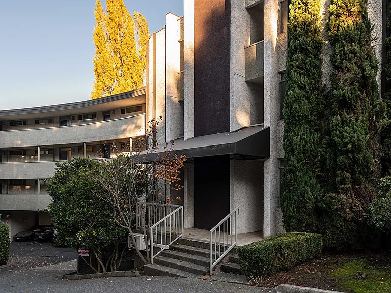 Four Seasons - 1 Bedroom Units available with amazing views by the water. Parking spots available! — Photo 9