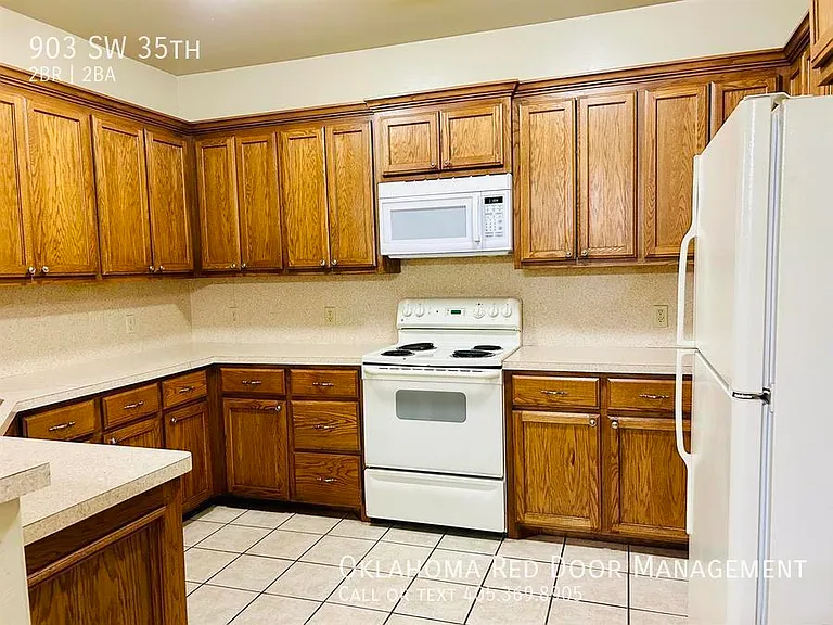 903 SW 35th St — Photo 3