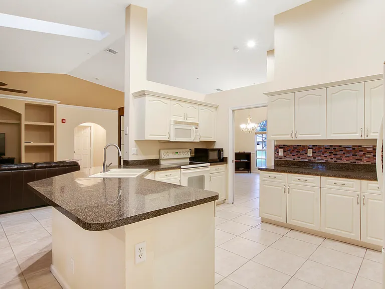 1198 SE Petunia Ave — Photo 32